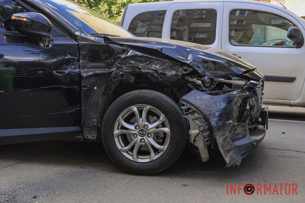 В Днепре на Старокозацкой водитель на Mazda въехал в четыре машины 10