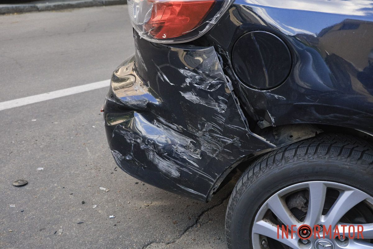В Днепре на Старокозацкой водитель на Mazda въехал в четыре машины 5