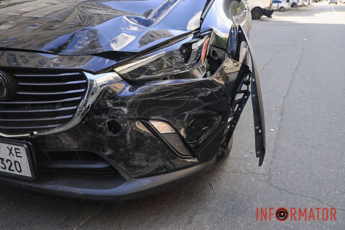 В Днепре на Старокозацкой водитель на Mazda въехал в четыре машины 7