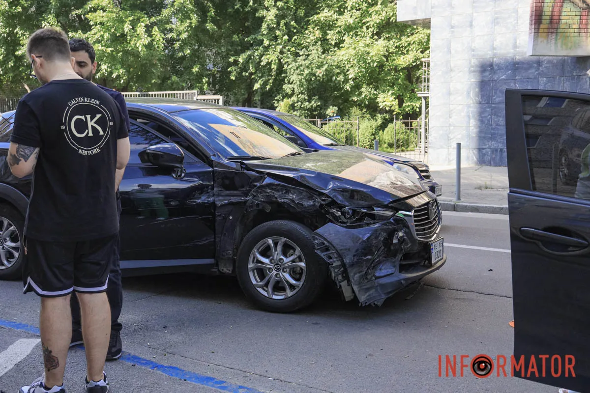 В Днепре на Старокозацкой водитель на Mazda въехал в четыре машины 2
