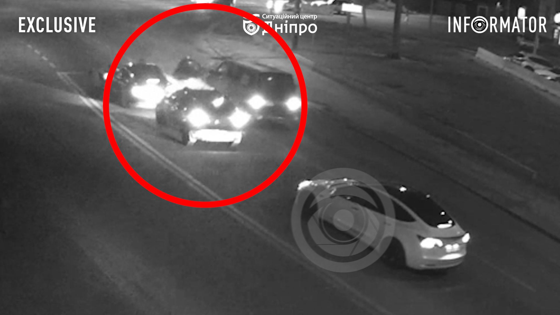 У Дніпрі на Космічній Mazda в’їхала у дві Tesla, Renault та Volkswagen: кадри моменту аварії