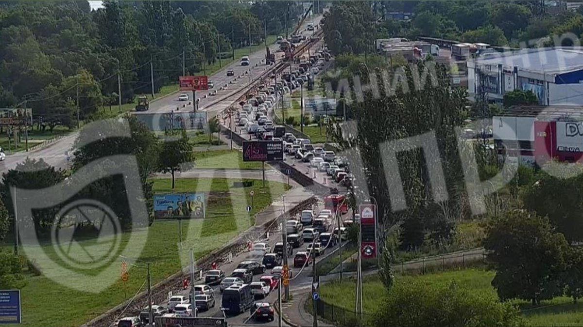 В Днепре на Набережной Заводской затруднено движение: причина