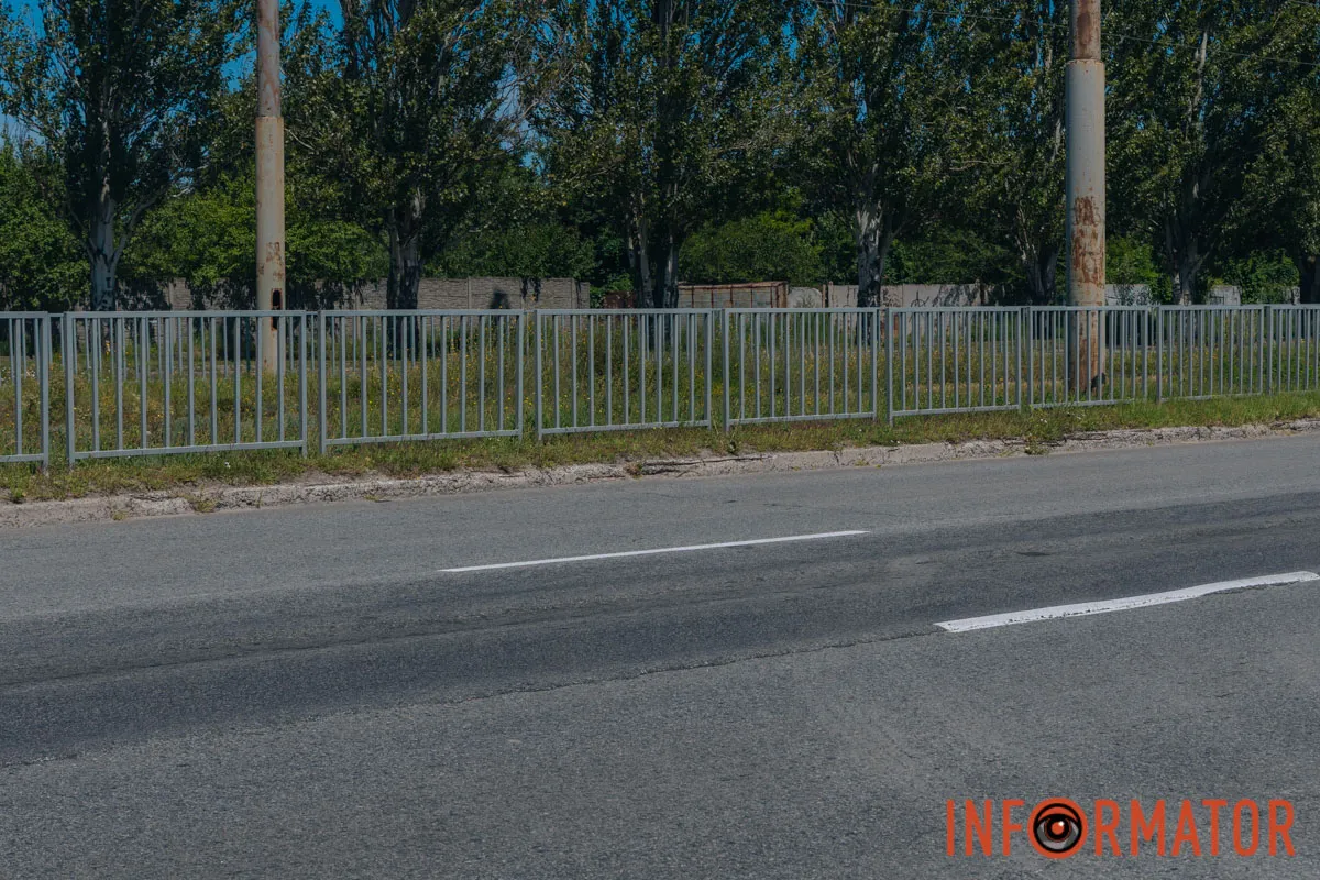 У Дніпрі на Донецькому шосе встановлюють огородження