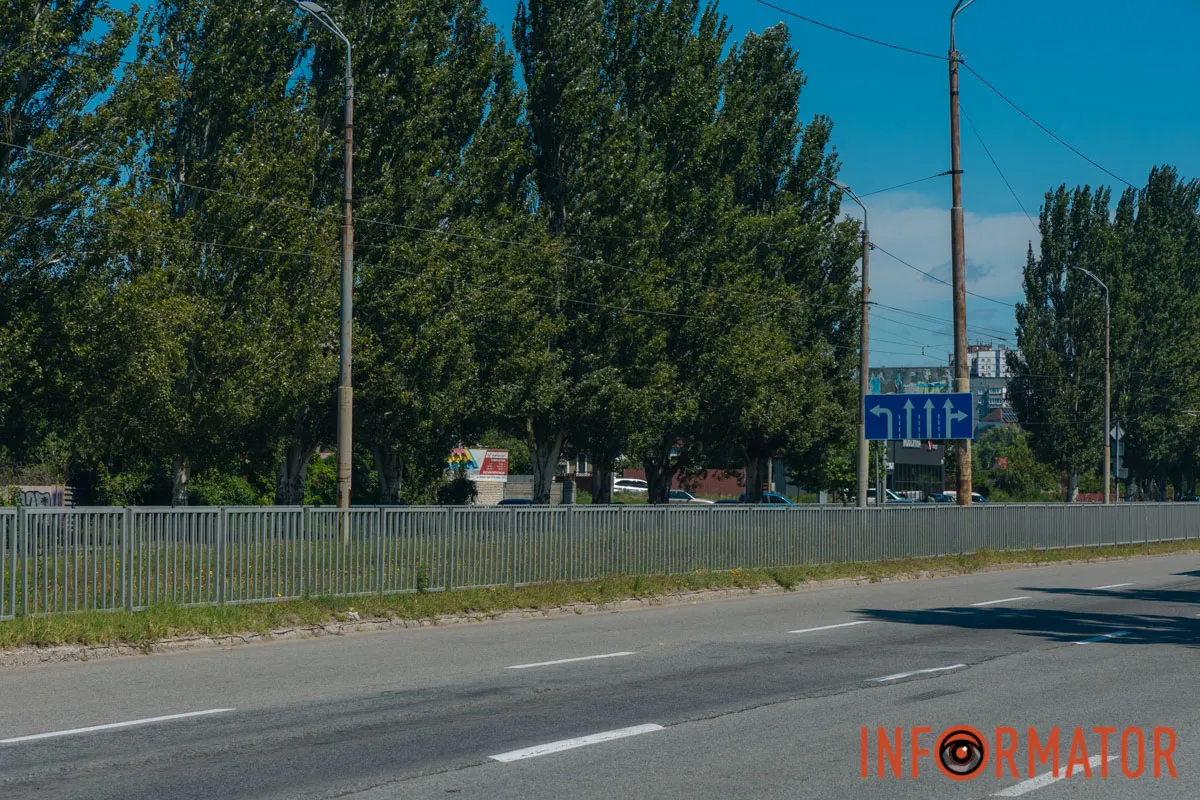 На цій ділянці дніпряни часто переходять дорогу у невстановлених місцях