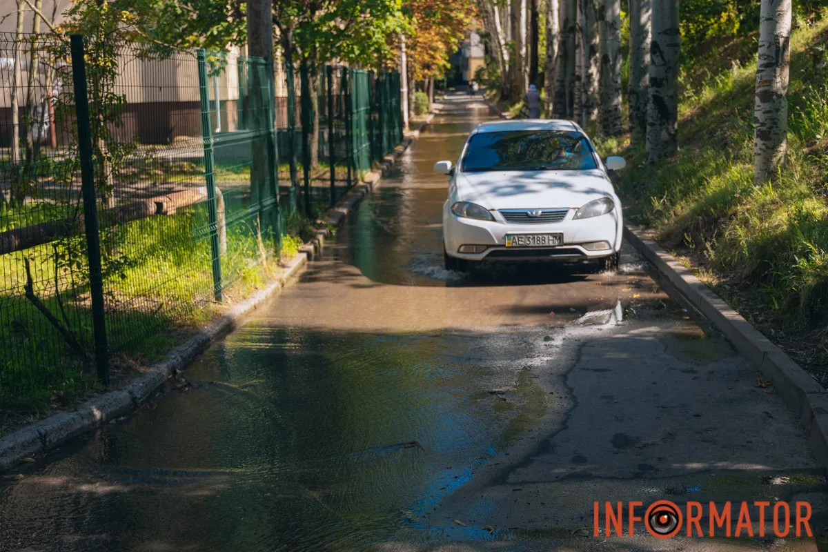 Автомобилям приходится рассекать воду и передвигаться по затопленным улицам Автомобилям приходится рассекать воду и передвигаться по затопленным улицам
