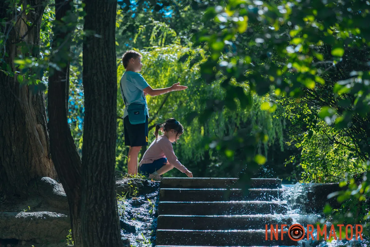 Вода быстро заплыла на близлежащую территорию и затопила местные дороги. Вода быстро заплыла на близлежащую территорию и затопила местные дороги.