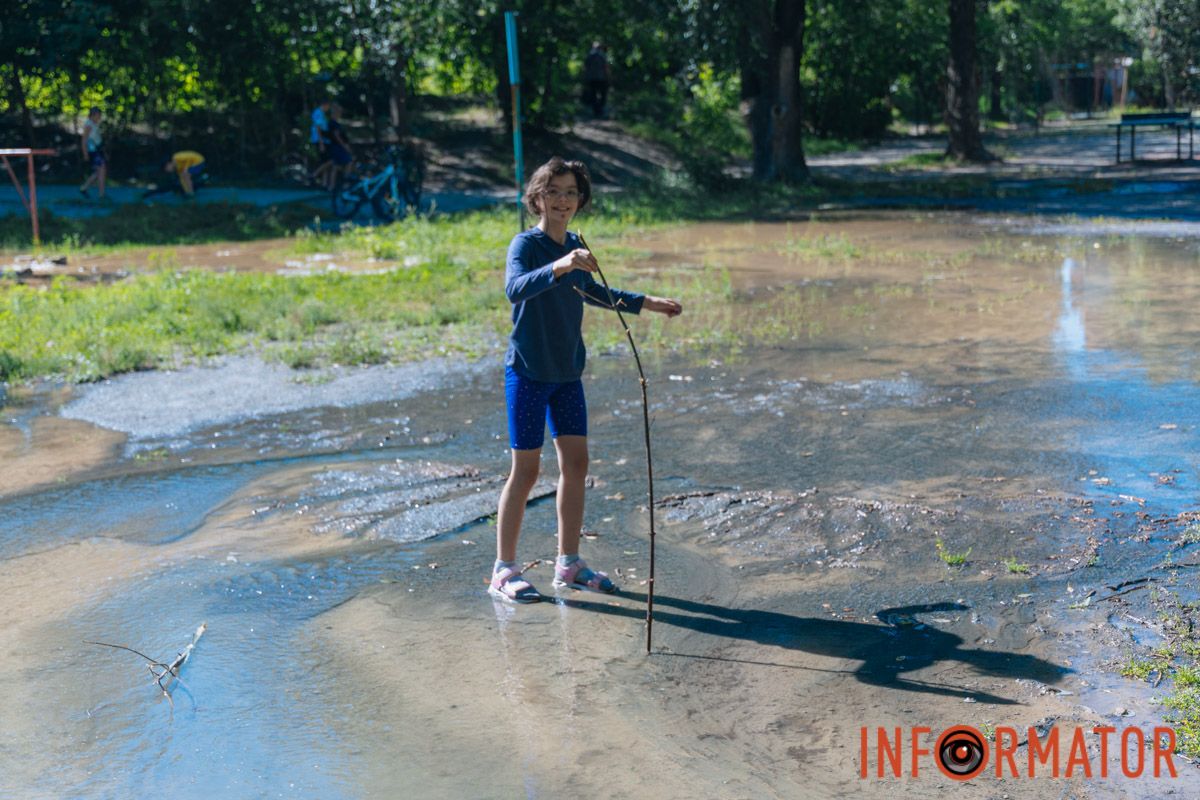 Вода также затопила футбольное поле у гимназии №83 Вода также затопила футбольное поле у гимназии №83