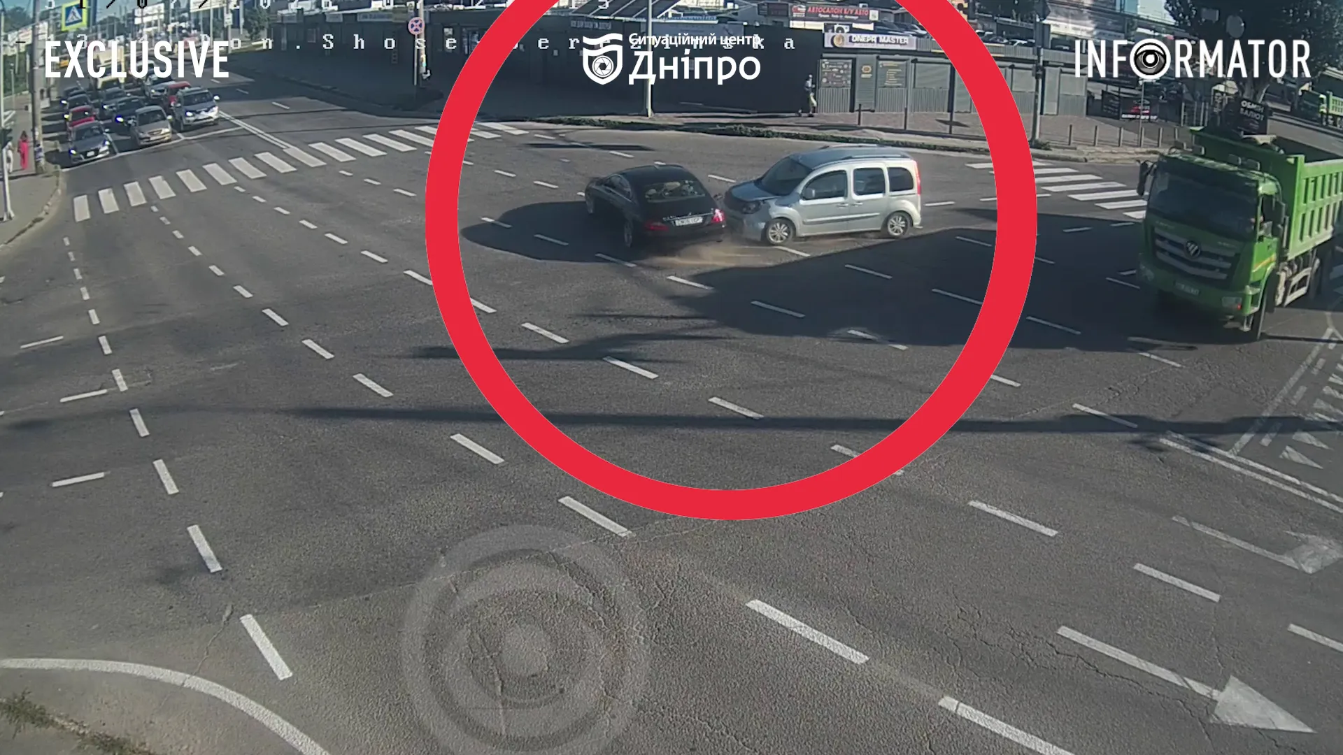 В Днепре на Донецком шоссе столкнулись два автомобиля: видео момента