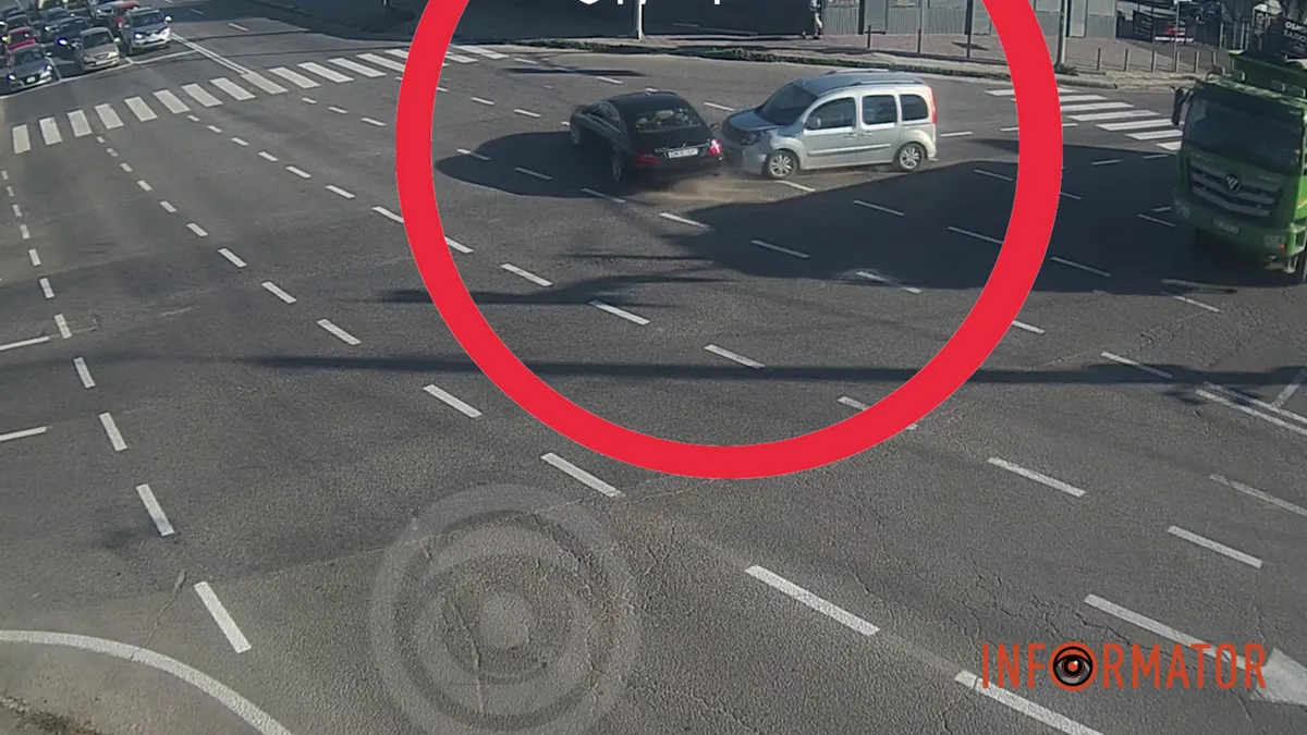 У Дніпрі на Донецькому шосе зіштовхнулись дві автівки: відео моменту