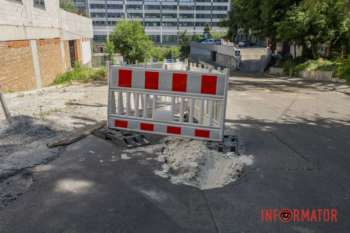 Еще на этом участке асфальт в ужасном состоянии