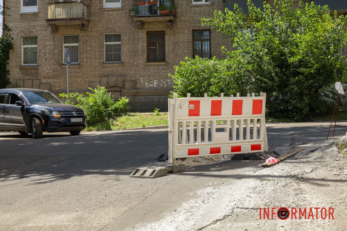 Вблизи забора очень хрупкий асфальт