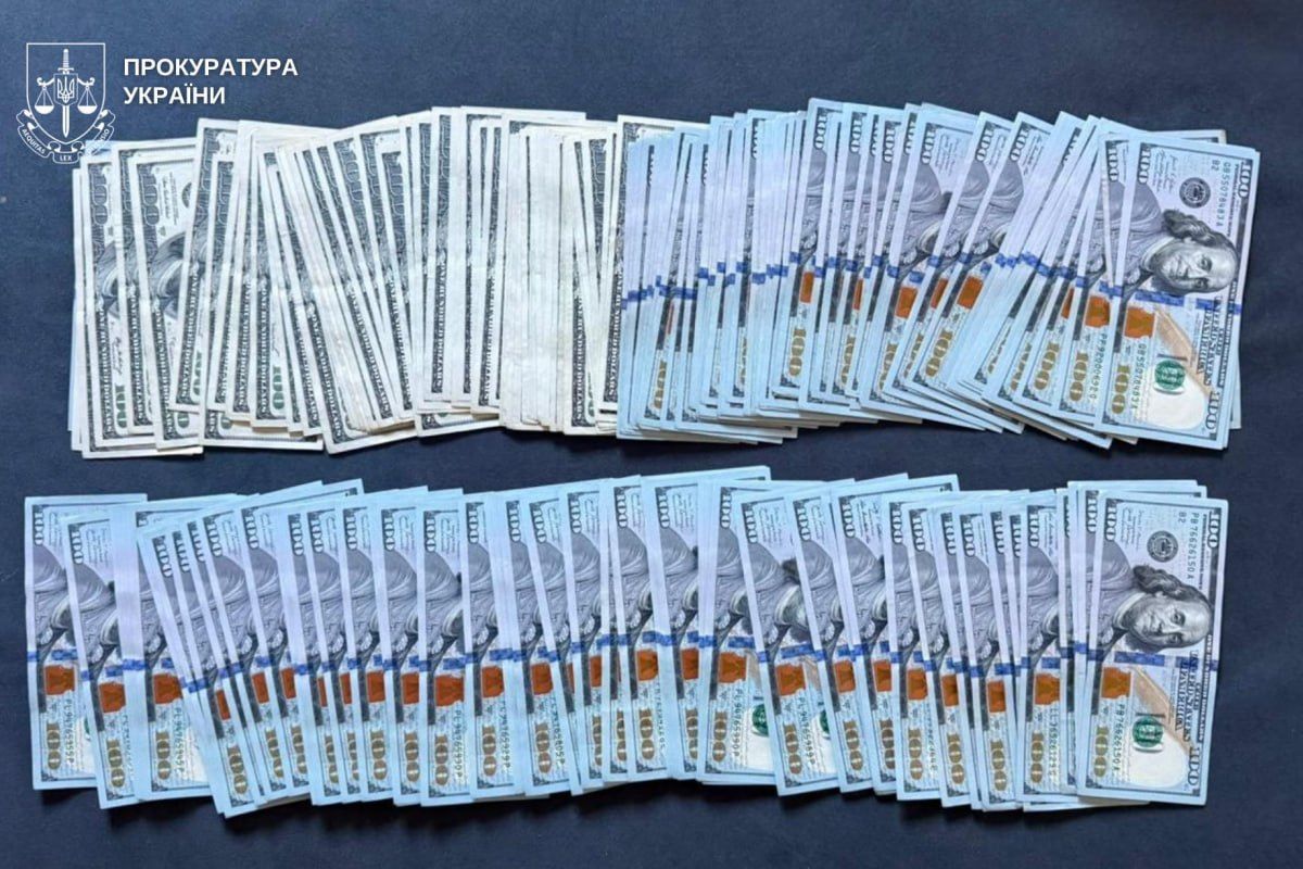 Під час майже 100 обшуків поліцейські вилучили 2,8 мільйона гривень у гривневому еквіваленті, комп’ютерну техніку, мобільні телефони, документацію, печатки, транспортні засоби та чорнові записи