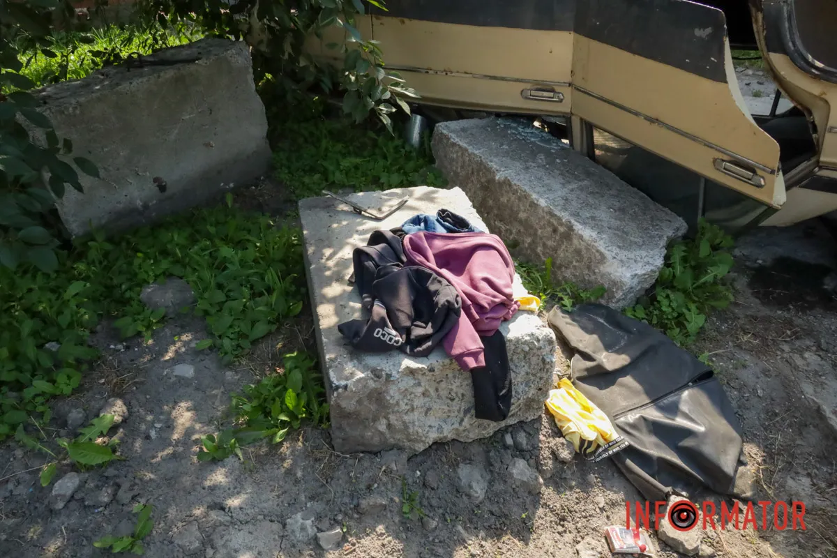 В Днепре уже полторы недели не могут убрать перевернувшийся во время ДТП ВАЗ