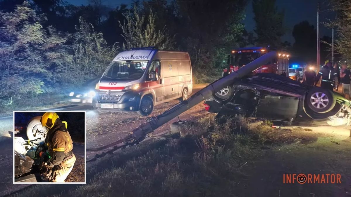 Перекинувся на дах, а стовп упав на авто: у Кривому Розі 20-річний водій не впорався з керуванням під час обгону, постраждали люди