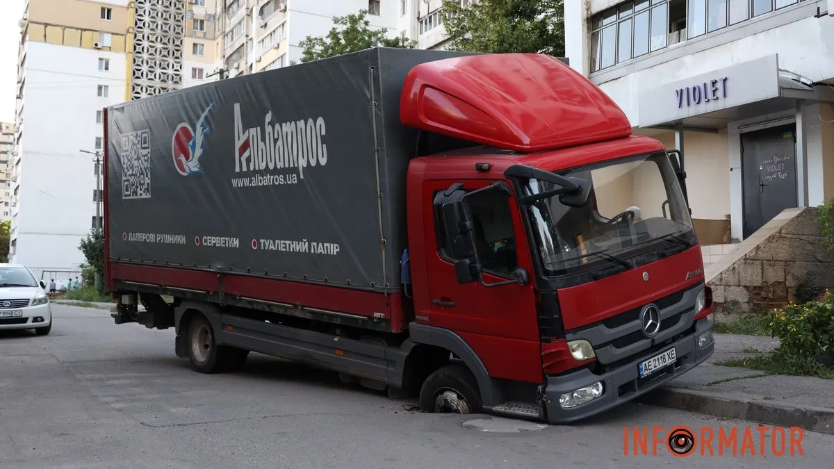 У Дніпрі на Автодорівській колесо вантажівки провалилося під асфальт: рух заблокований