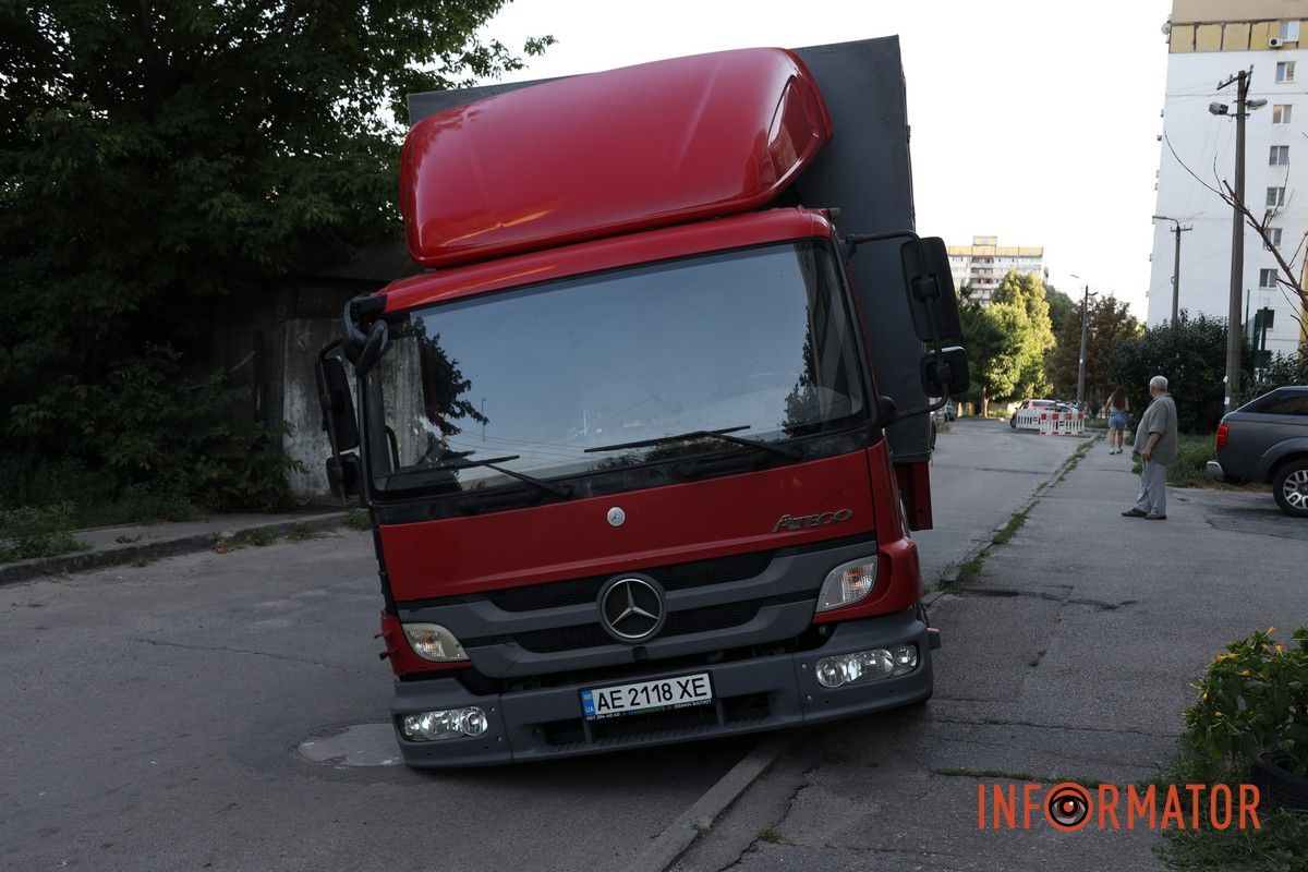 У Дніпрі на Автодорівській колесо вантажівки провалилося під асфальт: рух заблокований 1