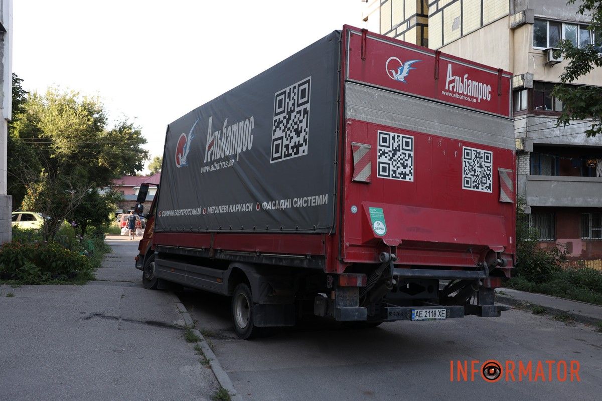 У Дніпрі на Автодорівській колесо вантажівки провалилося під асфальт: рух заблокований 2