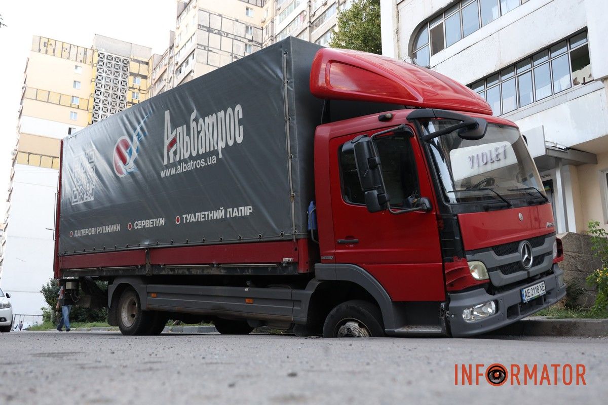 У Дніпрі на Автодорівській колесо вантажівки провалилося під асфальт: рух заблокований 10