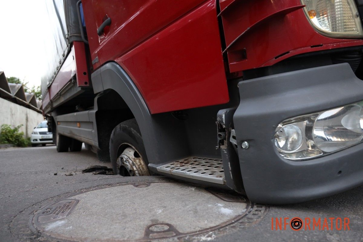 У Дніпрі на Автодорівській колесо вантажівки провалилося під асфальт: рух заблокований 17