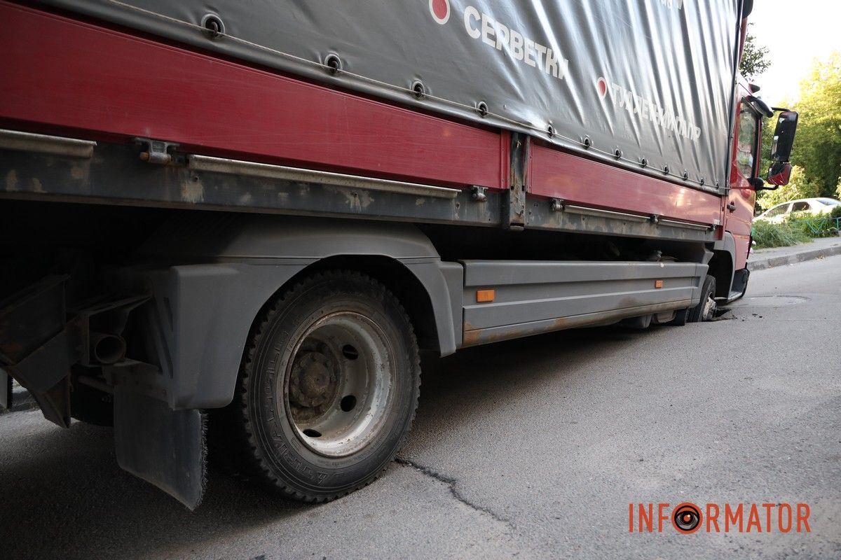 У Дніпрі на Автодорівській колесо вантажівки провалилося під асфальт: рух заблокований 3