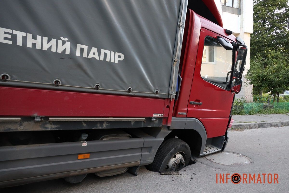 У Дніпрі на Автодорівській колесо вантажівки провалилося під асфальт: рух заблокований 9