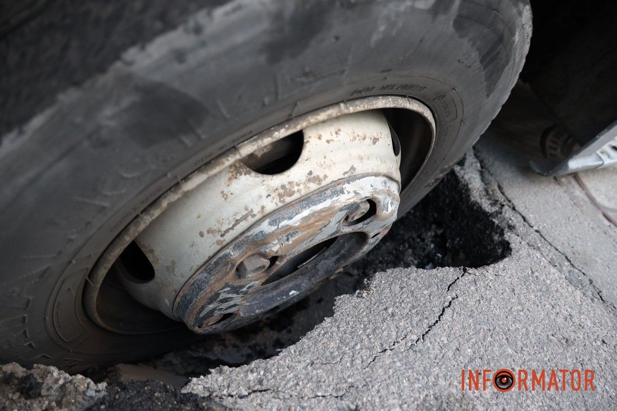 У Дніпрі на Автодорівській колесо вантажівки провалилося під асфальт: рух заблокований 4