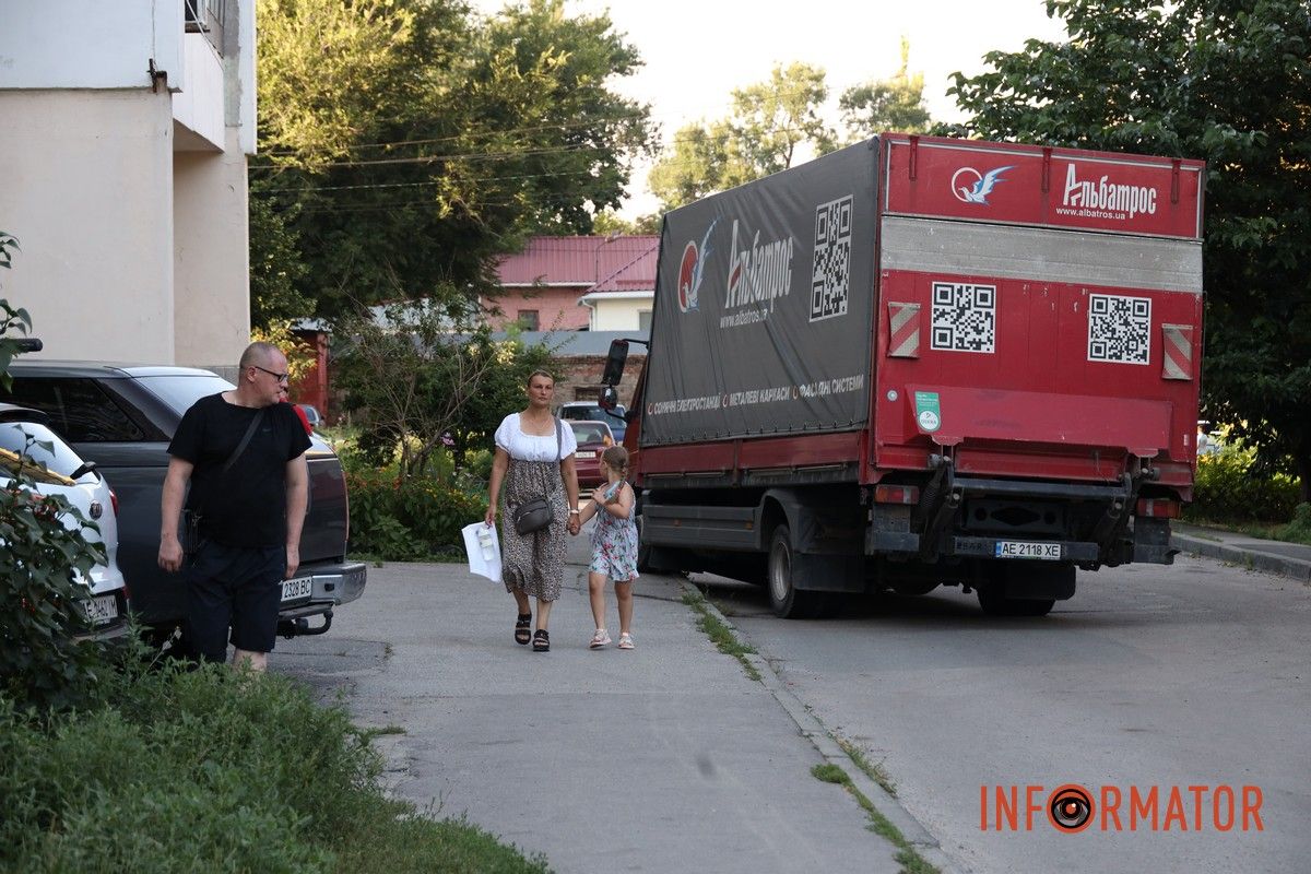 У Дніпрі на Автодорівській колесо вантажівки провалилося під асфальт: рух заблокований 5