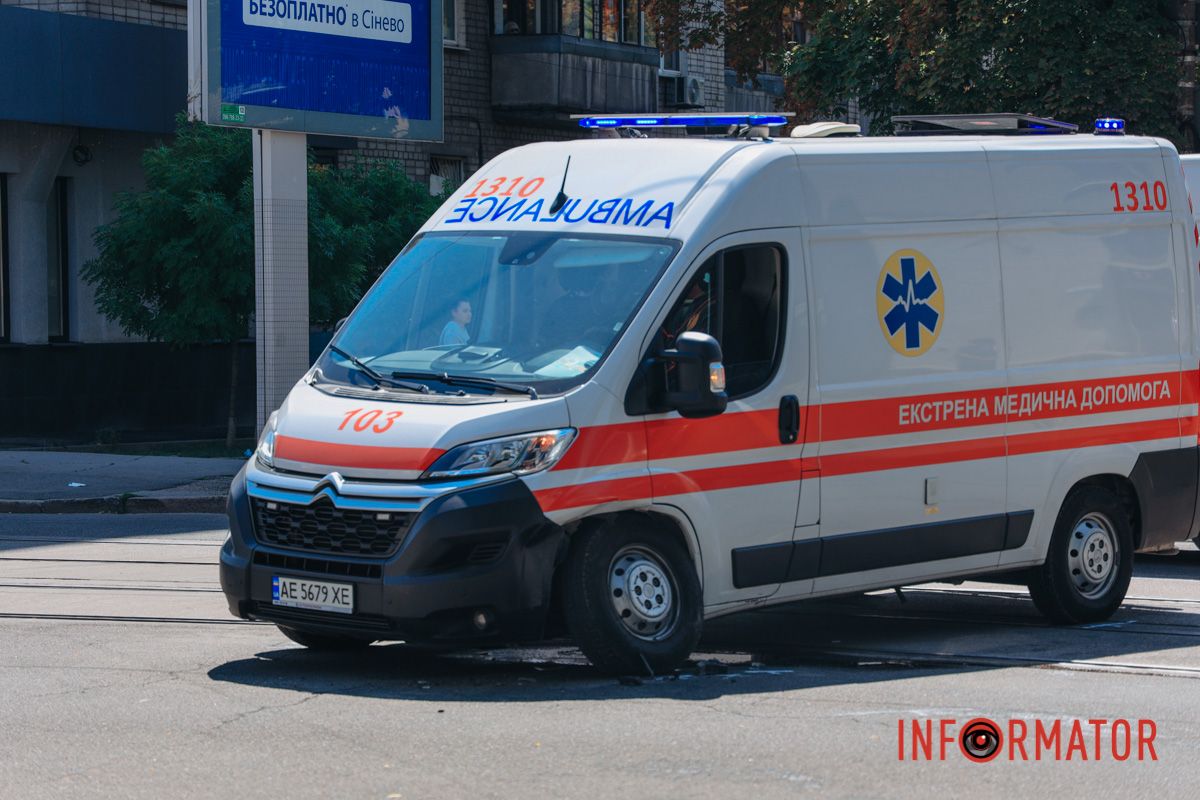 Від удару легковик отримав пошкодження передньої лівої частини кузова, а в «швидкої» пошкоджене переднє колесо та нижня частина Від удару легковик отримав пошкодження передньої лівої частини кузова, а в «швидкої» пошкоджене переднє колесо та нижня частина