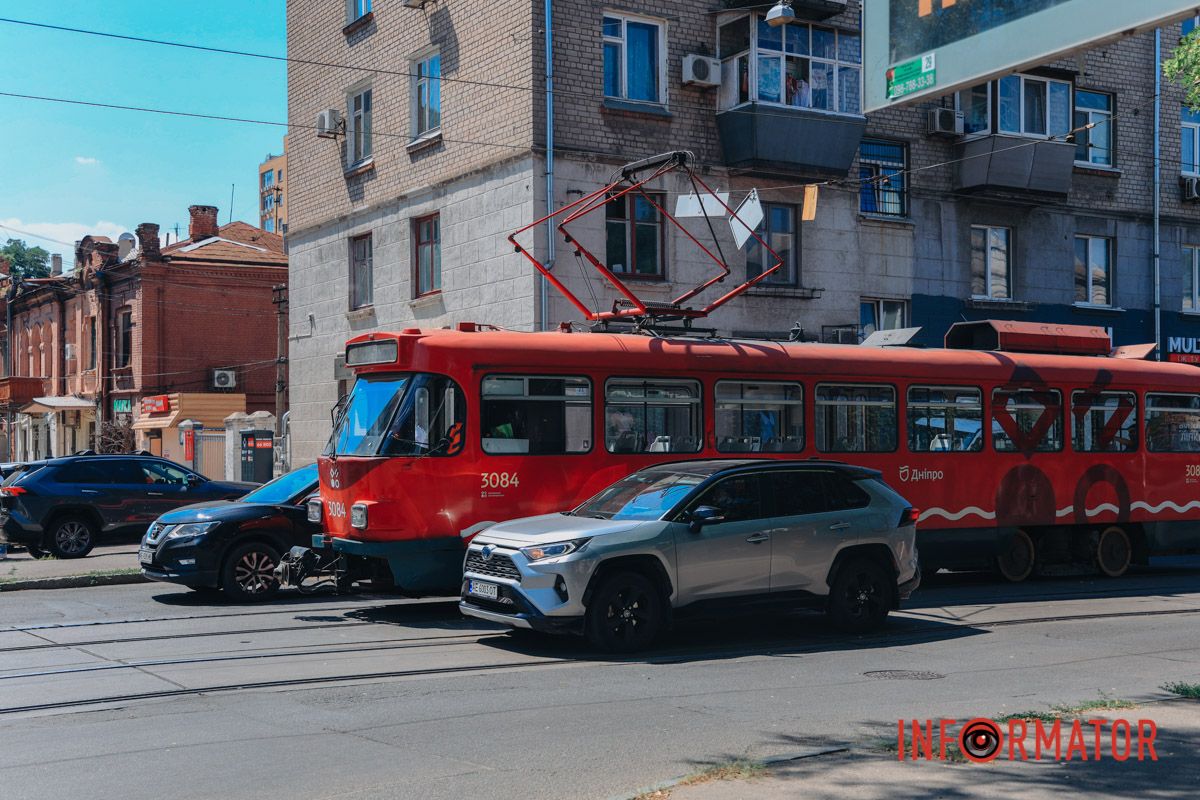 Рух трамваїв №5 у двох напрямках затримується через очікування евакуатора Рух трамваїв №5 у двох напрямках затримується через очікування евакуатора