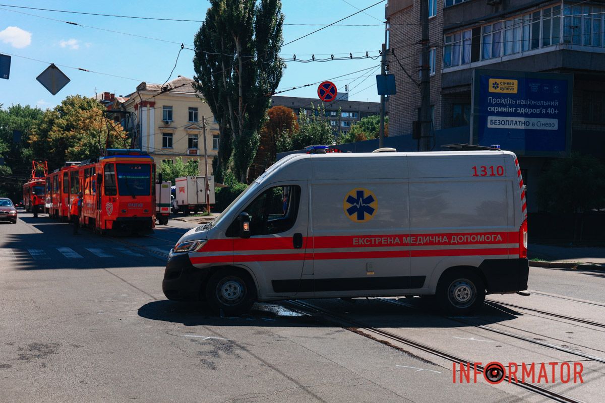 Водночас автомобіль екстреної медичної допомоги залишається на місці інциденту Водночас автомобіль екстреної медичної допомоги залишається на місці інциденту