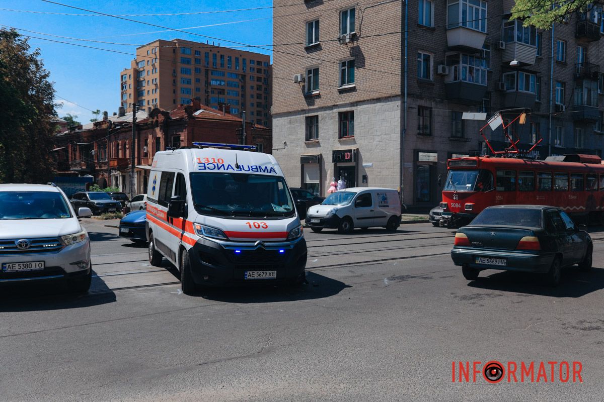 "Швидка" перекрила трамвайні колії "Швидка" перекрила трамвайні колії