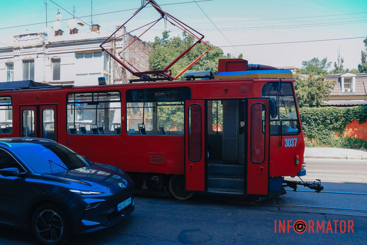 Станом на 13:31 Toyota вже прибрали з проїжджої частини на прилеглу парковку Станом на 13:31 Toyota вже прибрали з проїжджої частини на прилеглу парковку