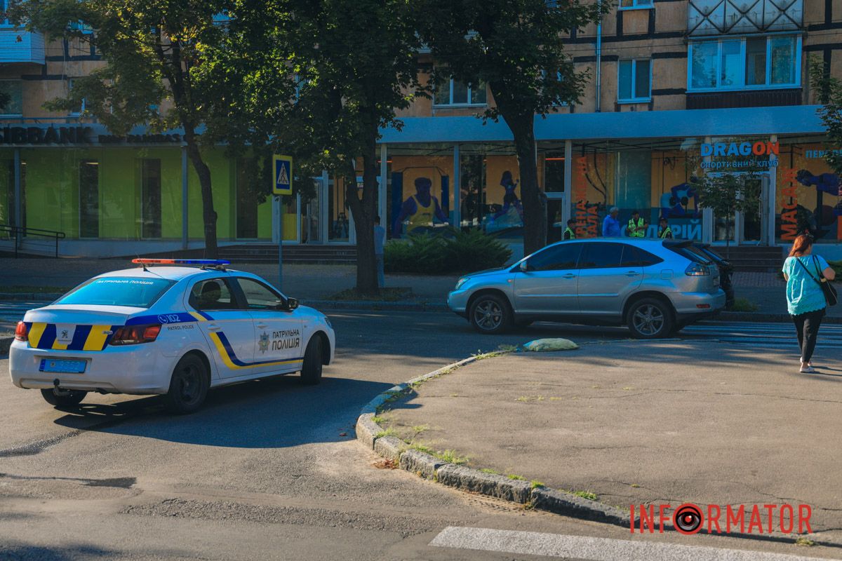 За даними поліції, водій Lexus збив двох жінок та чоловіка на пішохідному переході