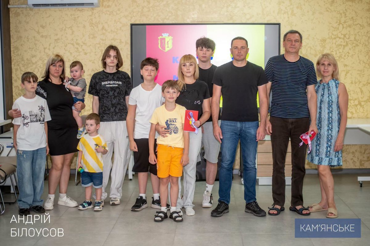У Кам’янському трьом сім’ям з числа вимушених переселенців вручили ключі від квартир У Кам’янському трьом сім’ям з числа вимушених переселенців вручили ключі від квартир