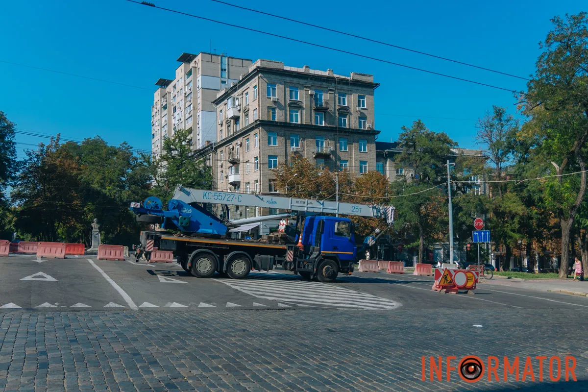 В зоне проведения аварийных работ коммунальщики установили защитное ограждение с сигнальным освещением
