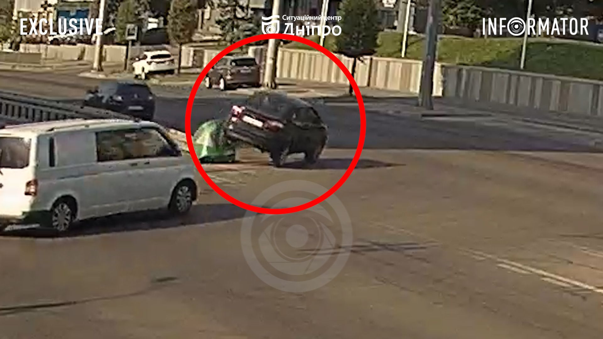 В Днепре возле сквера Хильского автомобиль наехал на отбойник: момент происшествия