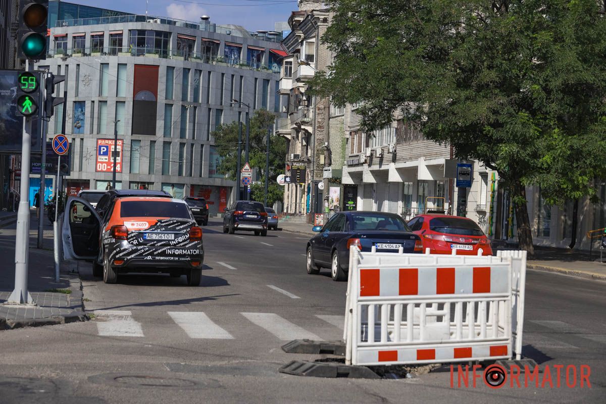 Яма уже заняла одну полосу движения