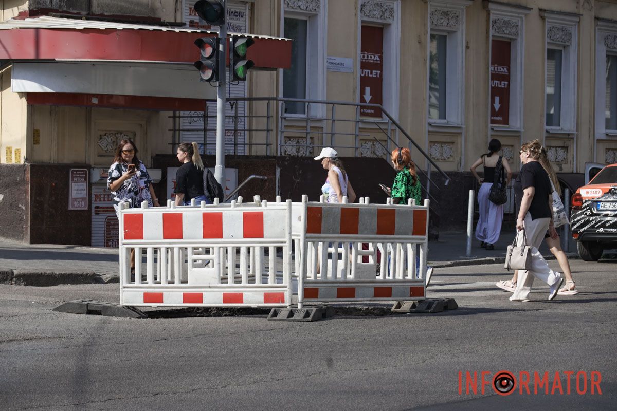 Яма становится все больше: водителям приходится ее объезжать