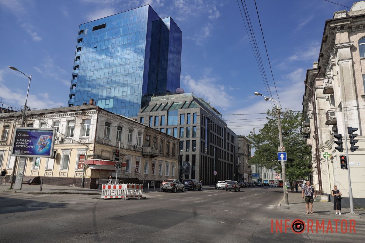 Посреди дороги — большая пропасть в асфальте