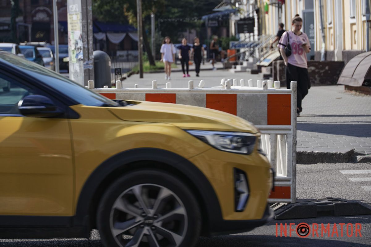 Пропасть уже добралась до полосы движения