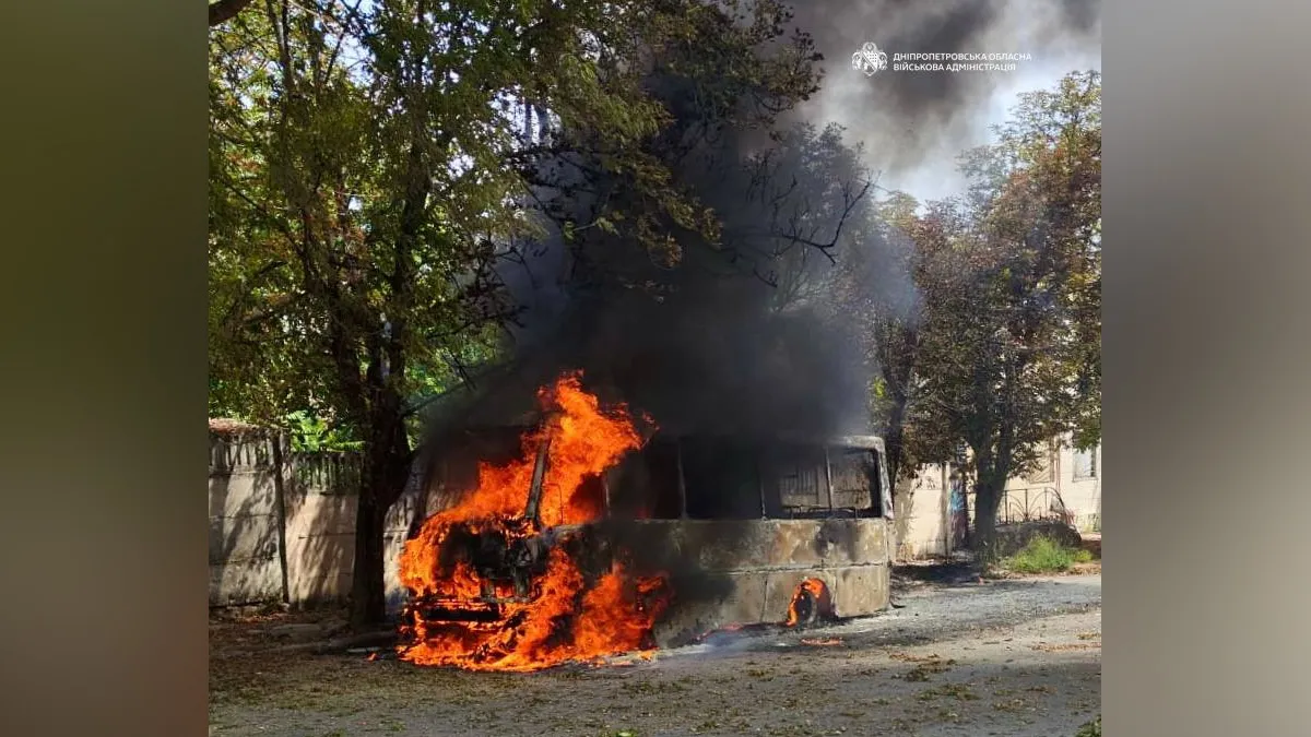 Одна людина загинула: ворог атакував Нікополь, згорів рейсовий автобус