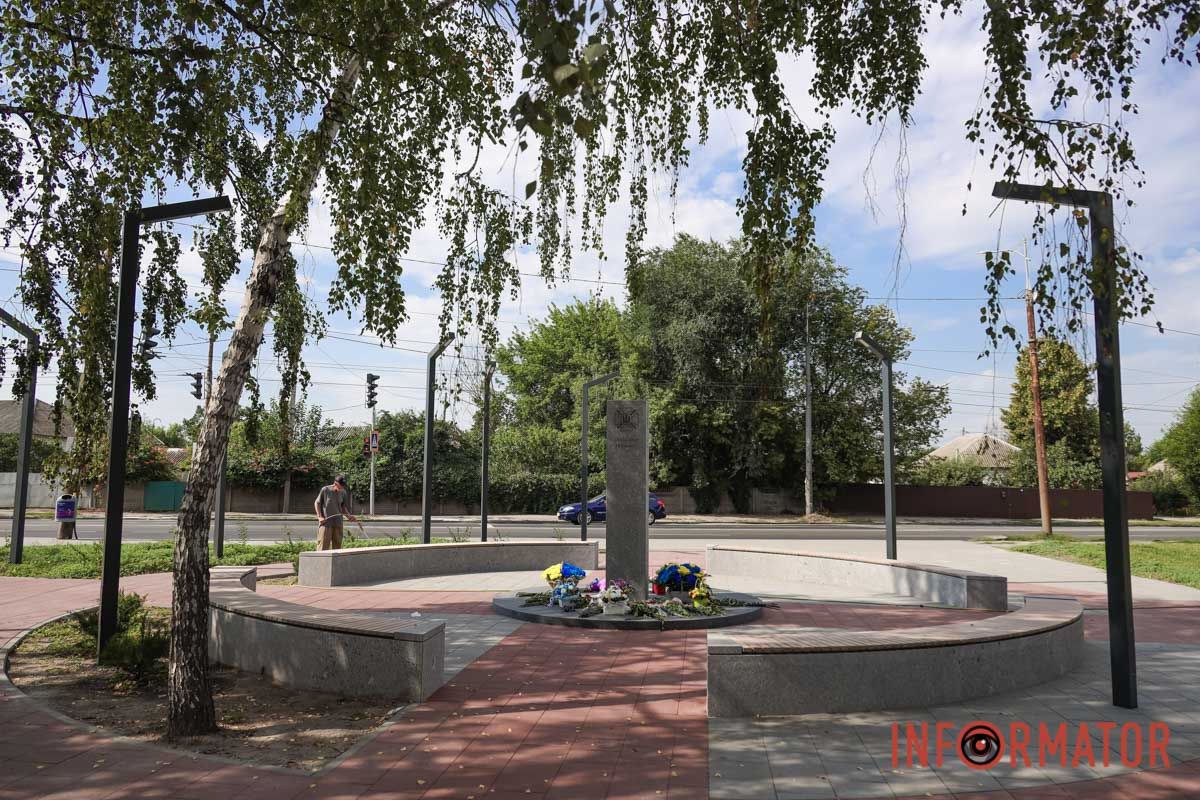 Поруч облаштували лави та освітлення