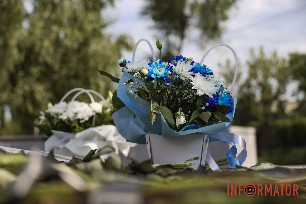 Вона - мати загиблого добровольця Ігоря Карасюка