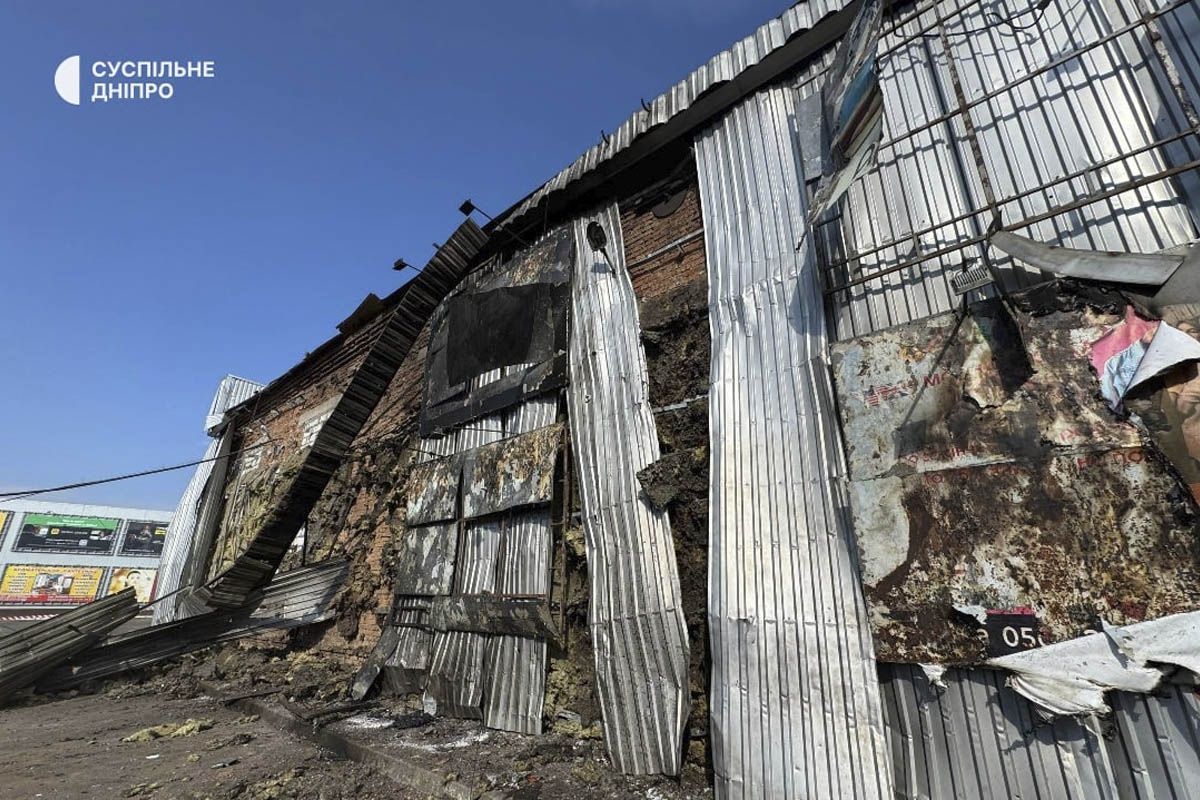 Понівечені фасади та вибиті вікна: як виглядає ТЦ у Павлограді після удару дрона 2