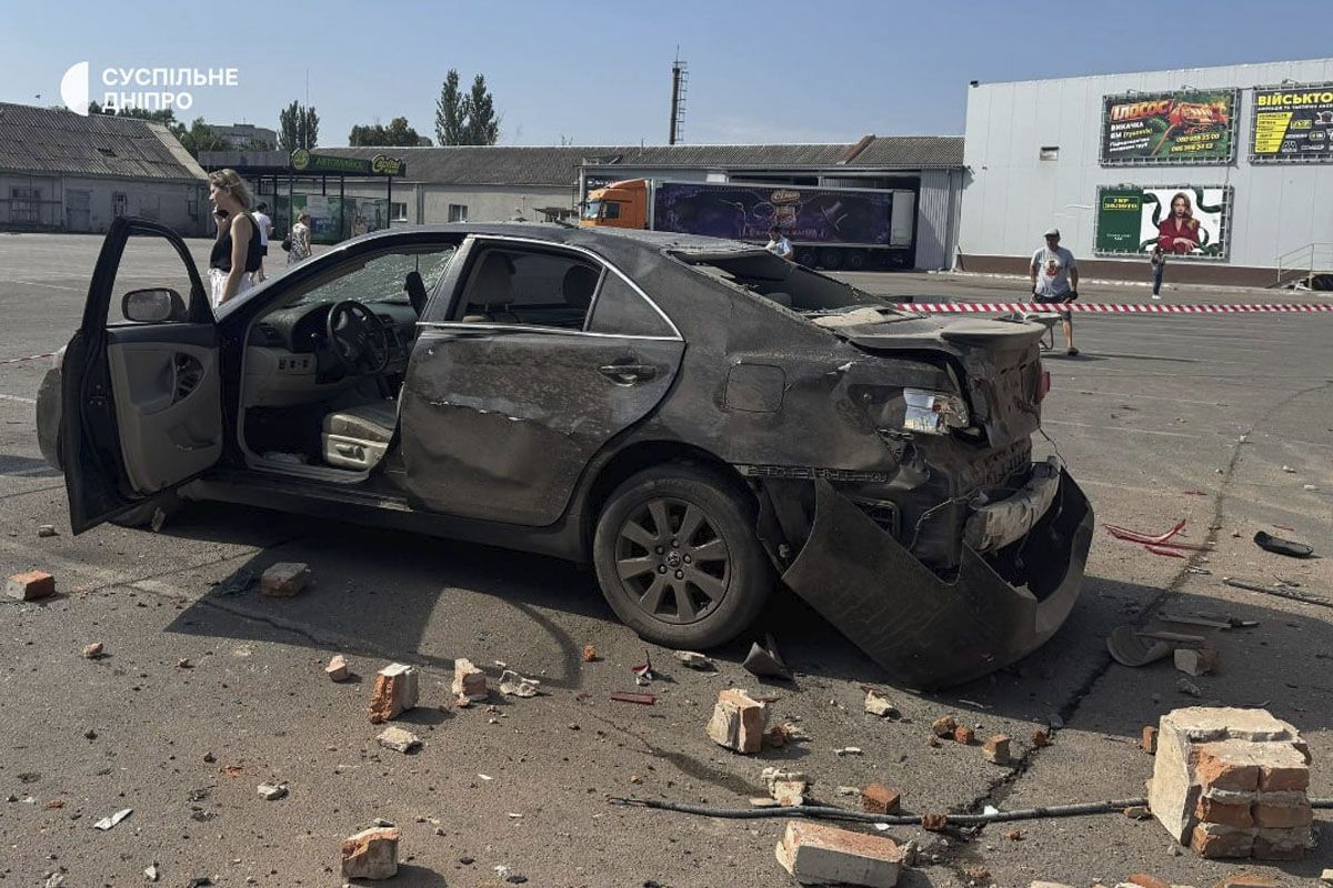Понівечені фасади та вибиті вікна: як виглядає ТЦ у Павлограді після удару дрона 6