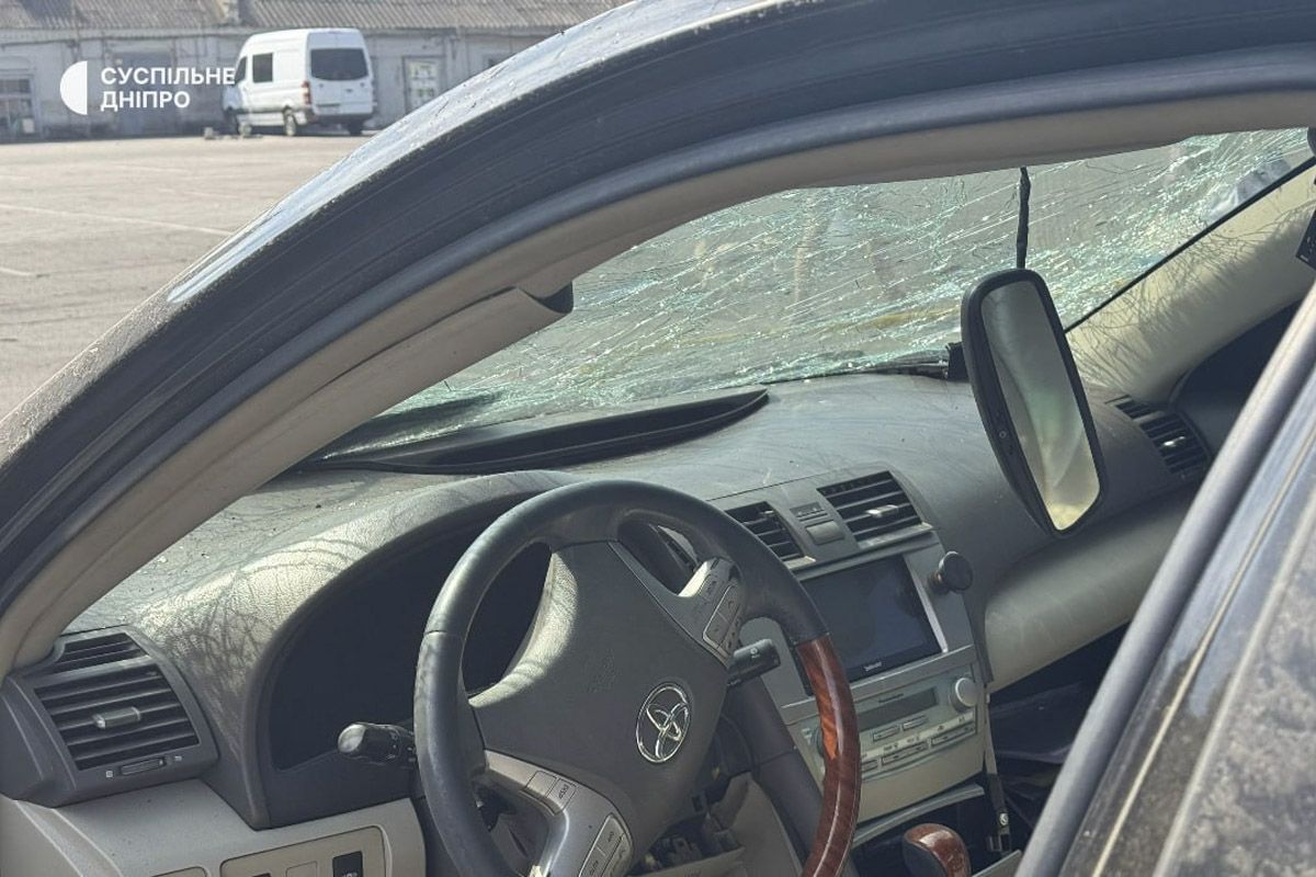 Понівечені фасади та вибиті вікна: як виглядає ТЦ у Павлограді після удару дрона 7