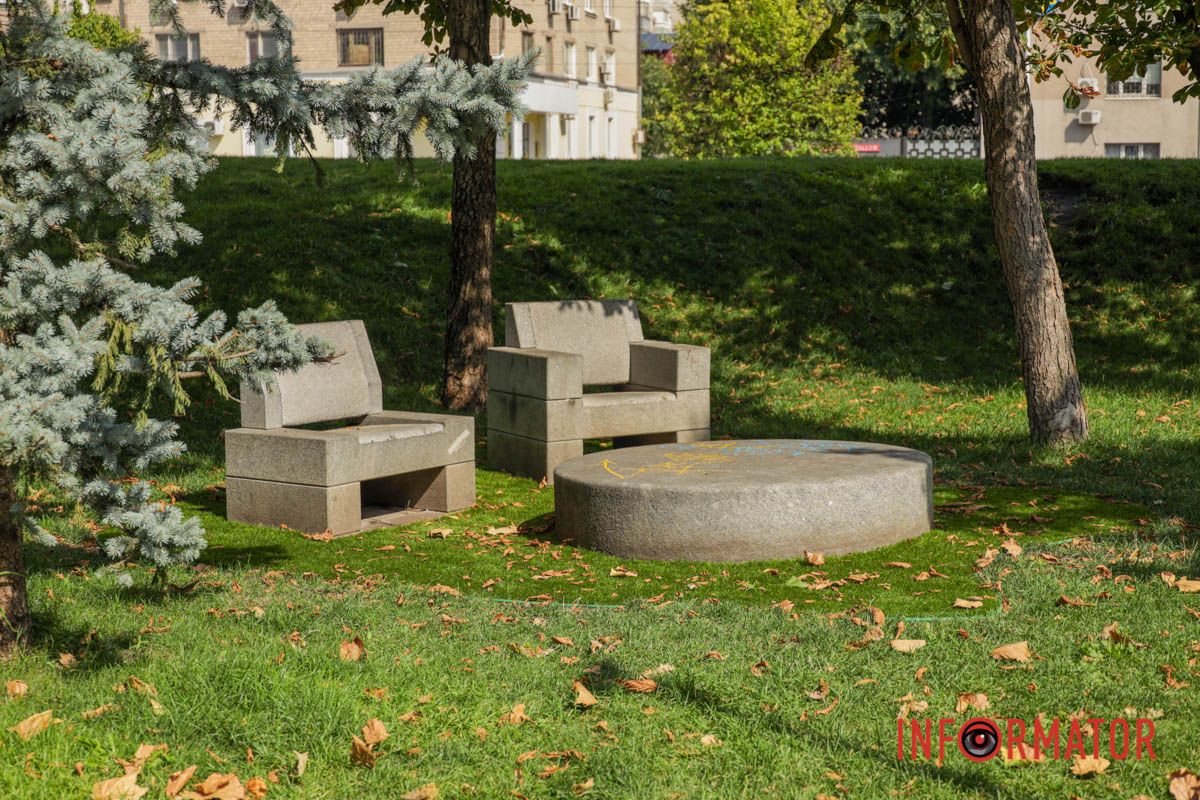 У Дніпрі покращили зону для відпочинку в сквері Хільського й облаштували штучний газон 6
