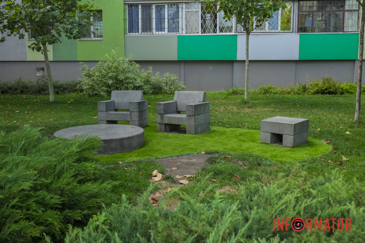 У Дніпрі покращили зону для відпочинку в сквері Хільського й облаштували штучний газон 11