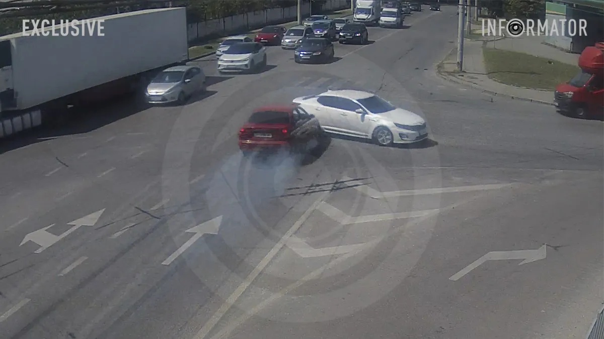 У Дніпрі на Калиновій зіткнулися ЗАЗ та Kia: відео моменту ДТП