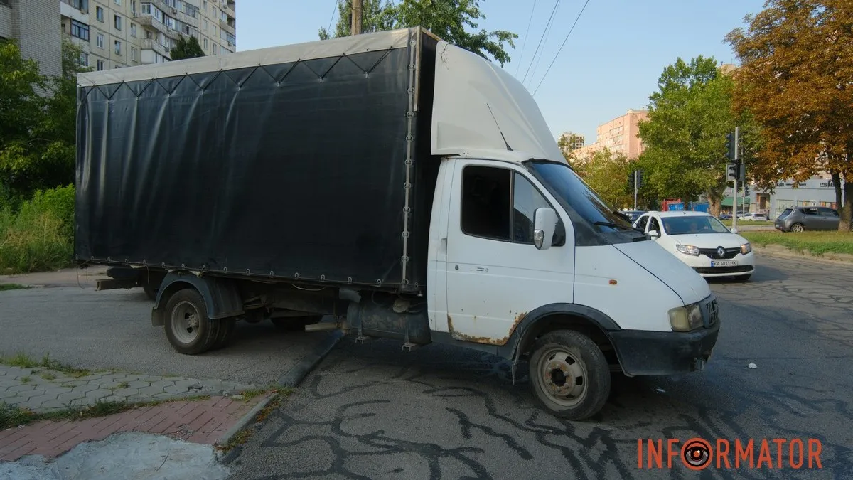 У Дніпрі на проспекті Олександра Поля «ГАЗель» збила людину, постраждалу забрала «швидка»